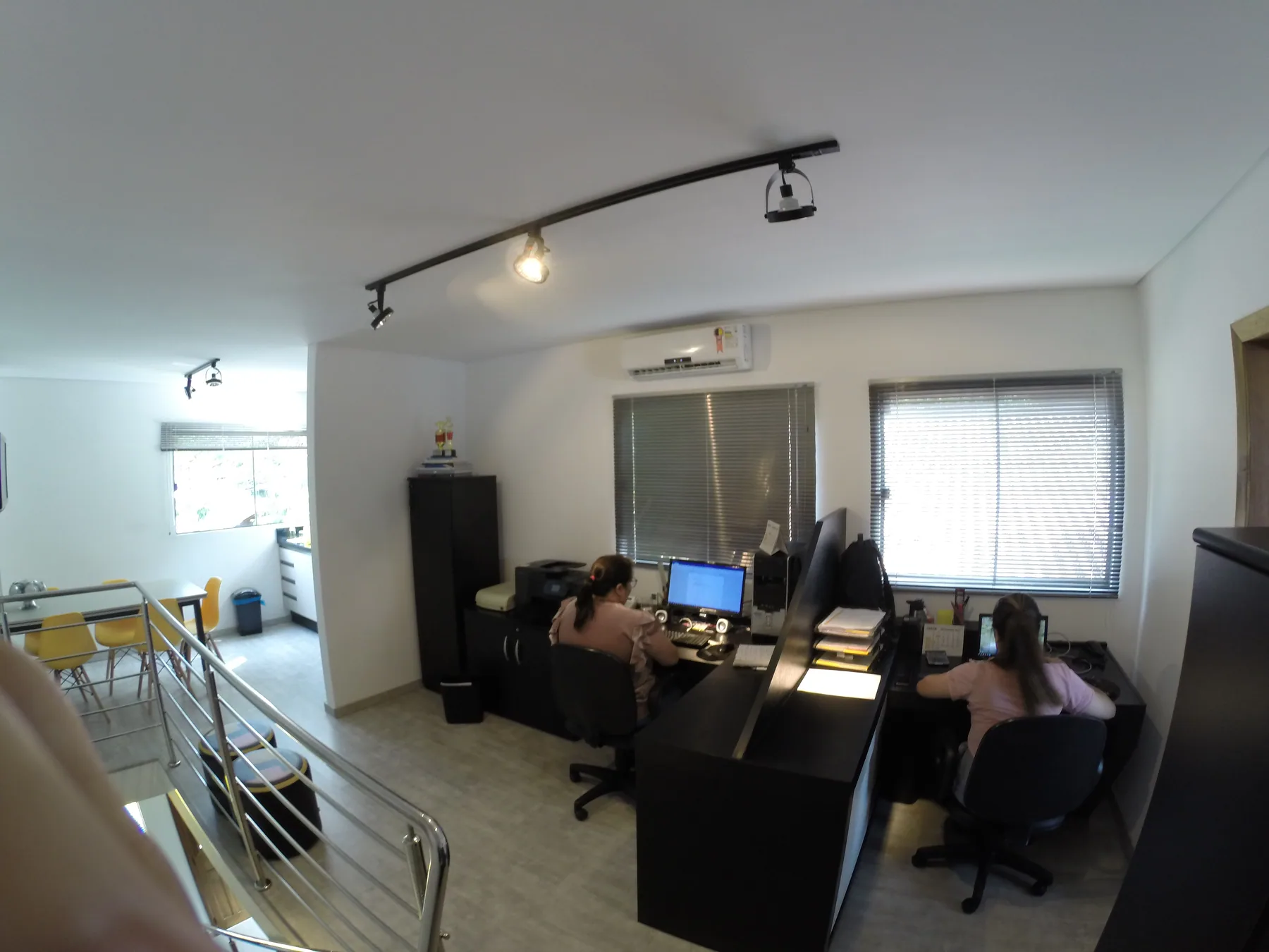 Equipe trabalhando no escritório da Invista